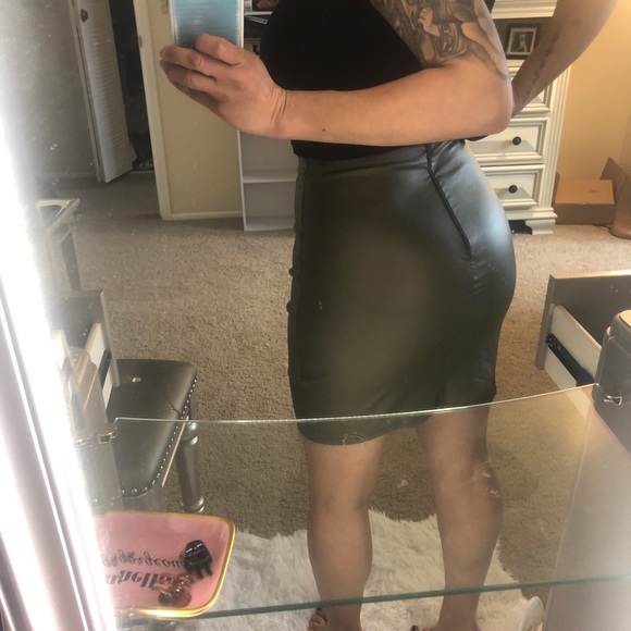 SOLD Skirt - Picture 3 of 5